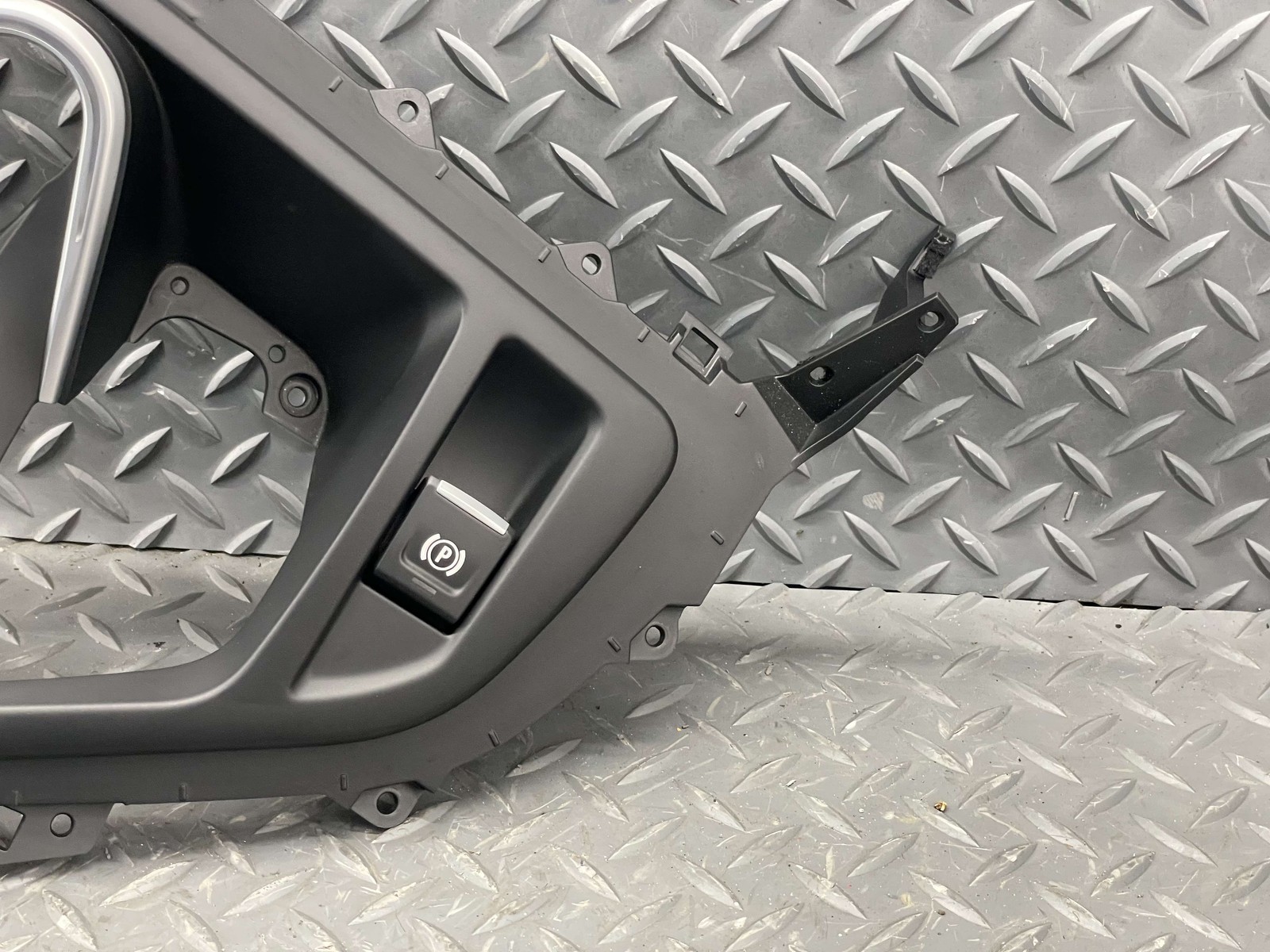 BMW i8 2014-2020 Front Center console panel