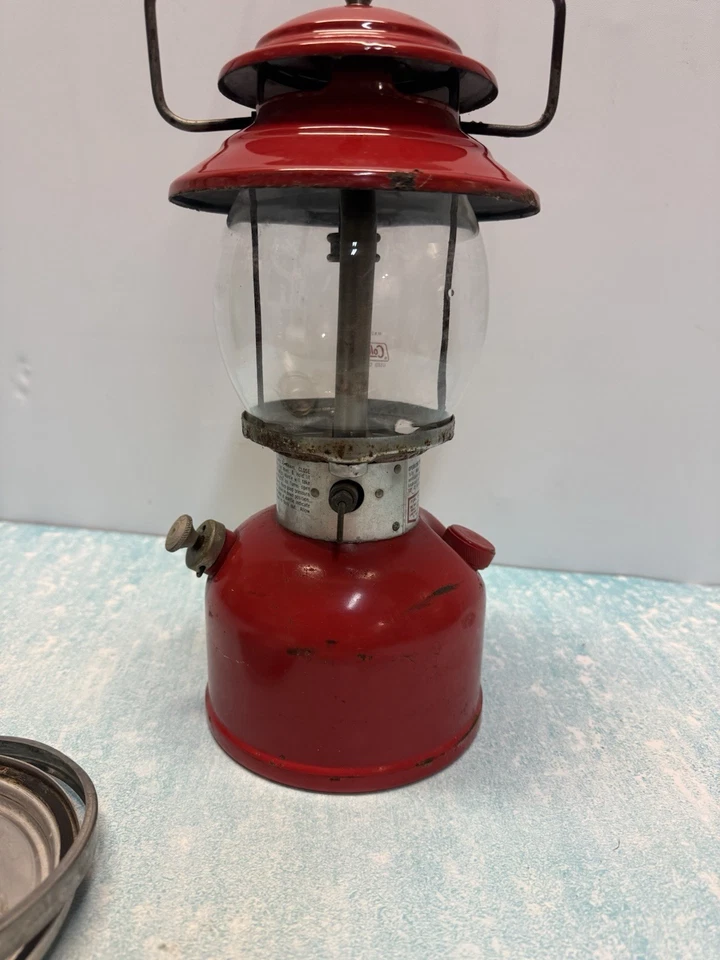 复古 Colman 单地幔红灯 11 - 74 底部带配件支架 — 第 2/4 张图片