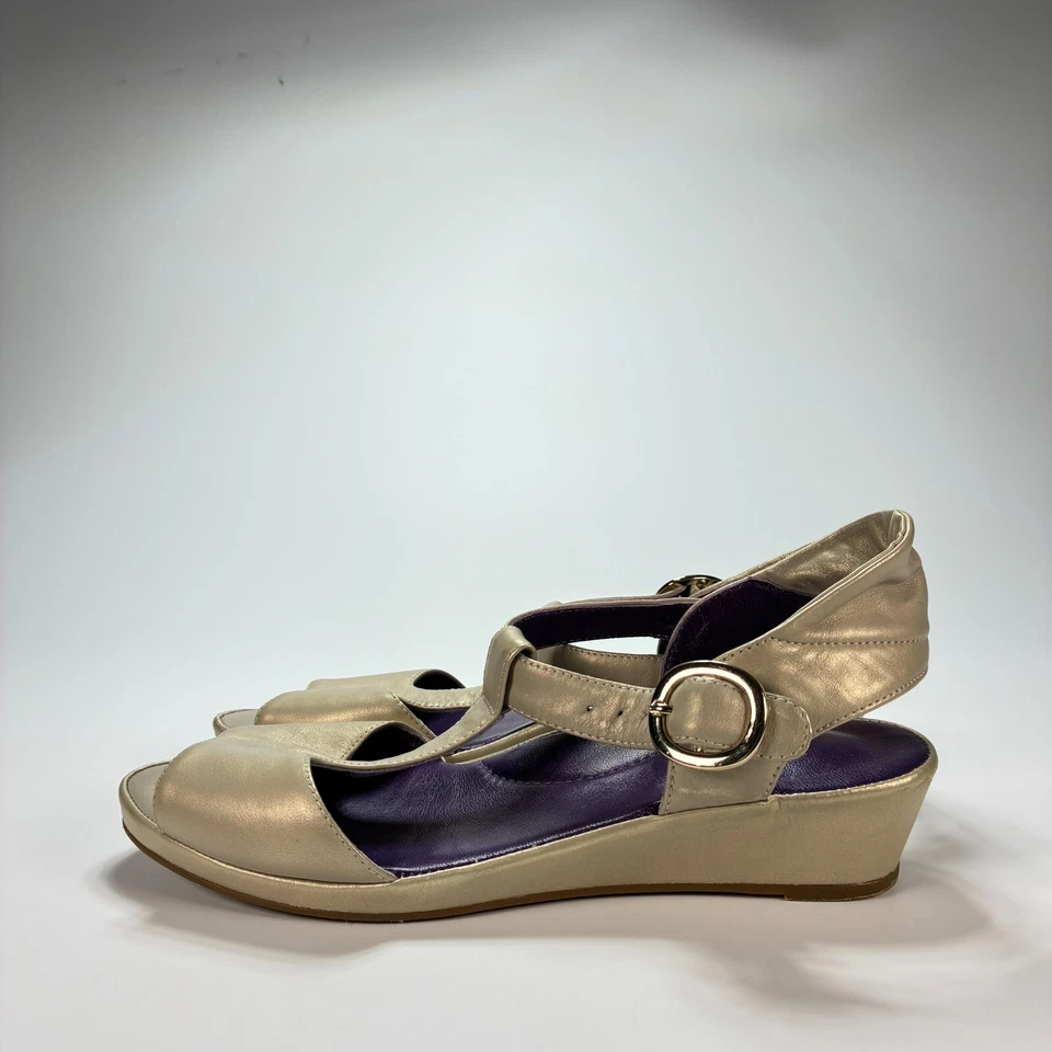 Sandalias de gladiador Vaneli para mujer doradas punta abierta informales tacones de cuña para mujer talla 7,5 Foto 2 de 4