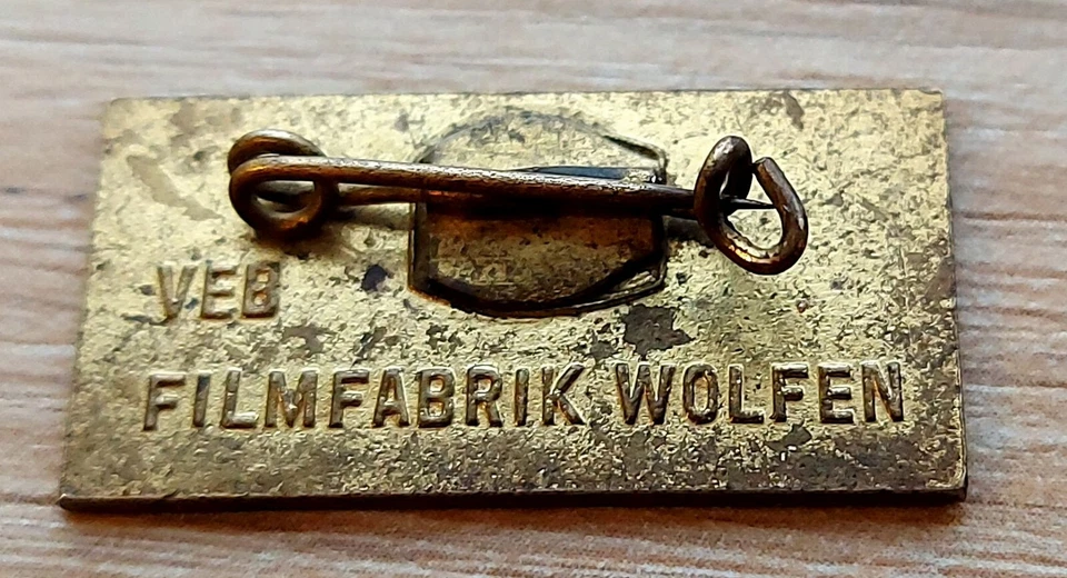    Insignia prendedor vintage orwo años 60 VEB FILMFABRIK WOLFEN  Foto 2 de 2