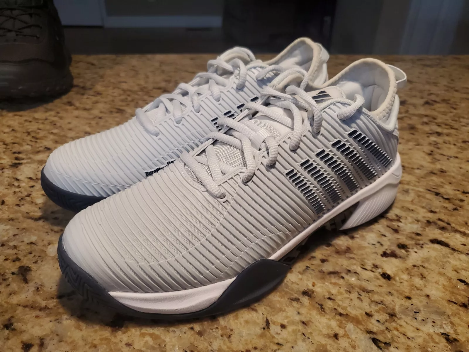 Chaussures de tennis pour hommes K Swiss Hypercourt Supreme à peine bleues et blanches taille 10,0 hommes