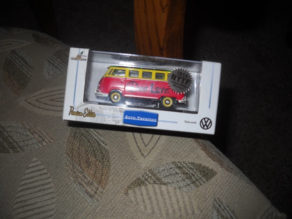 💋-M2 MACHINES-2014 NEW YORK TOY FAIR "NYTF" 1960 VW MICROBUS DELUXE USA MODEL💋 - Image 2 of 4