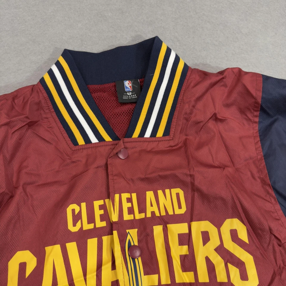 Chaqueta Cleveland Cavaliers para Hombres 2XL Amarillo Granate NBA Baloncesto Frente a Presión Foto 3 de 4