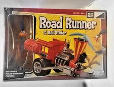 MPC SNAP-IT MODEL KIT ROAD RUNNER AND THE RAIL RIDER SEALED