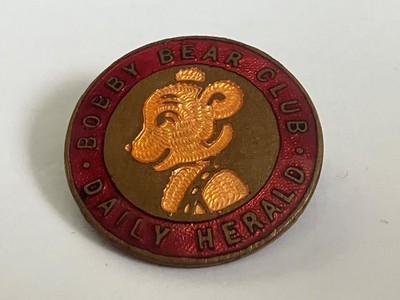 Bobby Bear Club Daily Herald Emaille Pin Anstecker