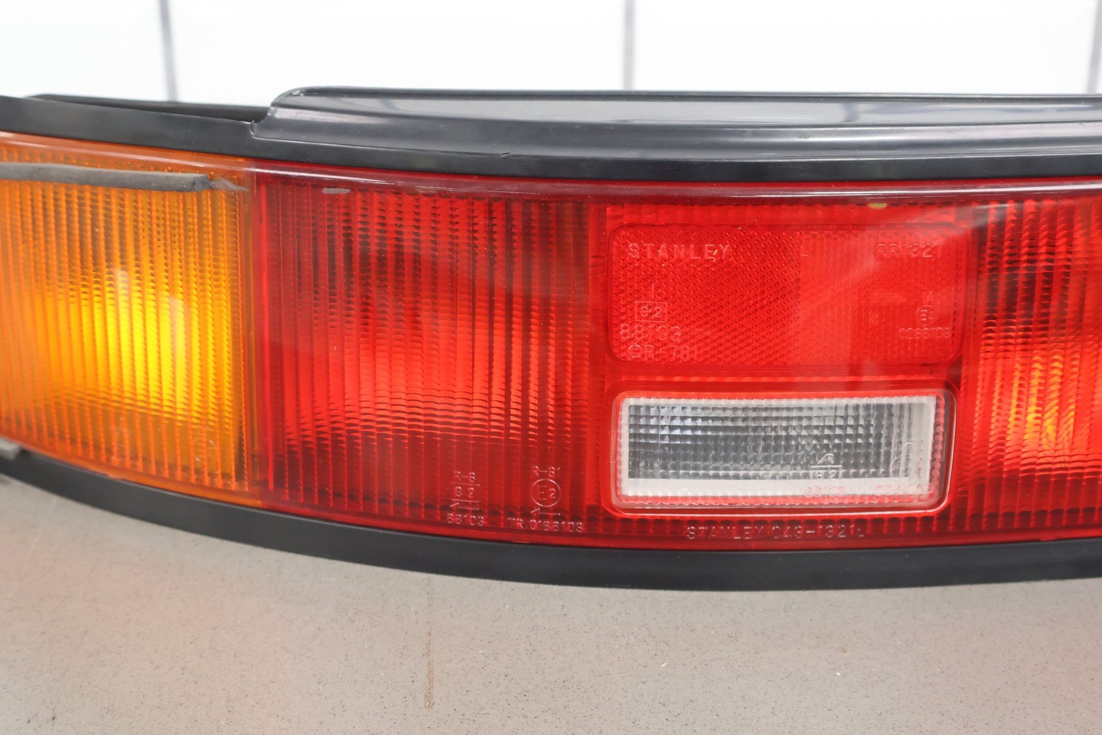 Aston Martin Vantage 2002 Left Tail light