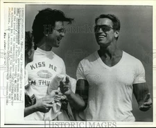 1986 Wirephoto Arnold Schwarzenegger Talks Bobby Shriver Hyannisport 8X10