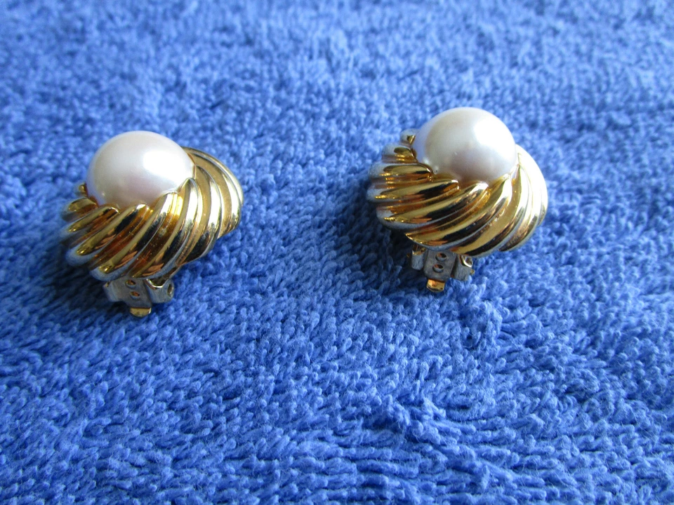 St John Clip-On Gold Tone Pearl Earrings 117-19I - Image 2 of 4