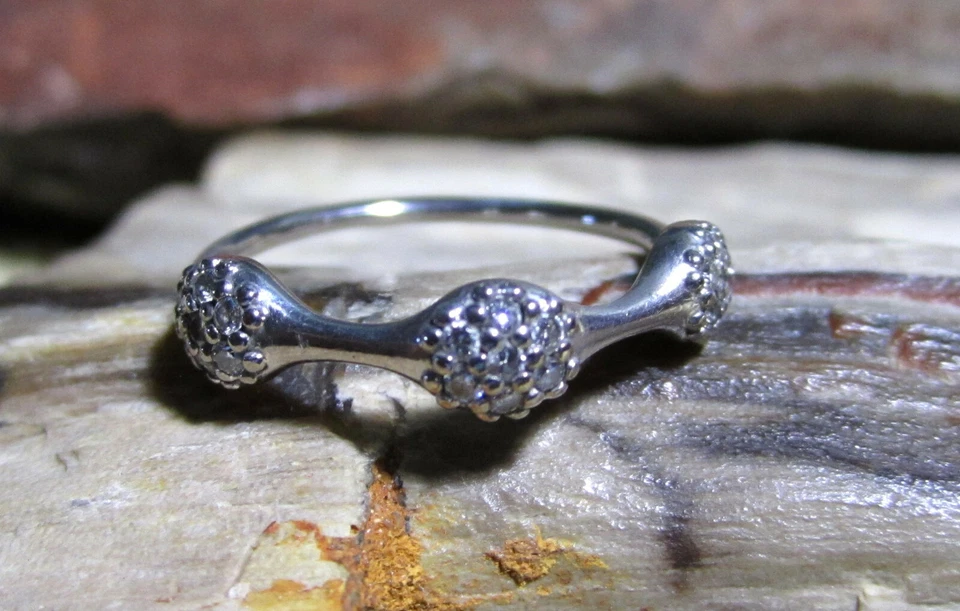 Anillo Pandora Oro Blanco 18k Triple Diamante Racimo Cápsulas de Amor Racimo Tamaño 6.5 Foto 4 de 4