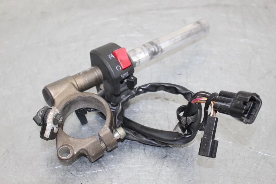 04 05 2004 2005 KAWASAKI NINJA ZX10R OEM CLIP DERECHO EN MANILLAR ZX-10R Foto 4 de 4