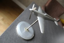 Avion ancien en aluminium sur socle
