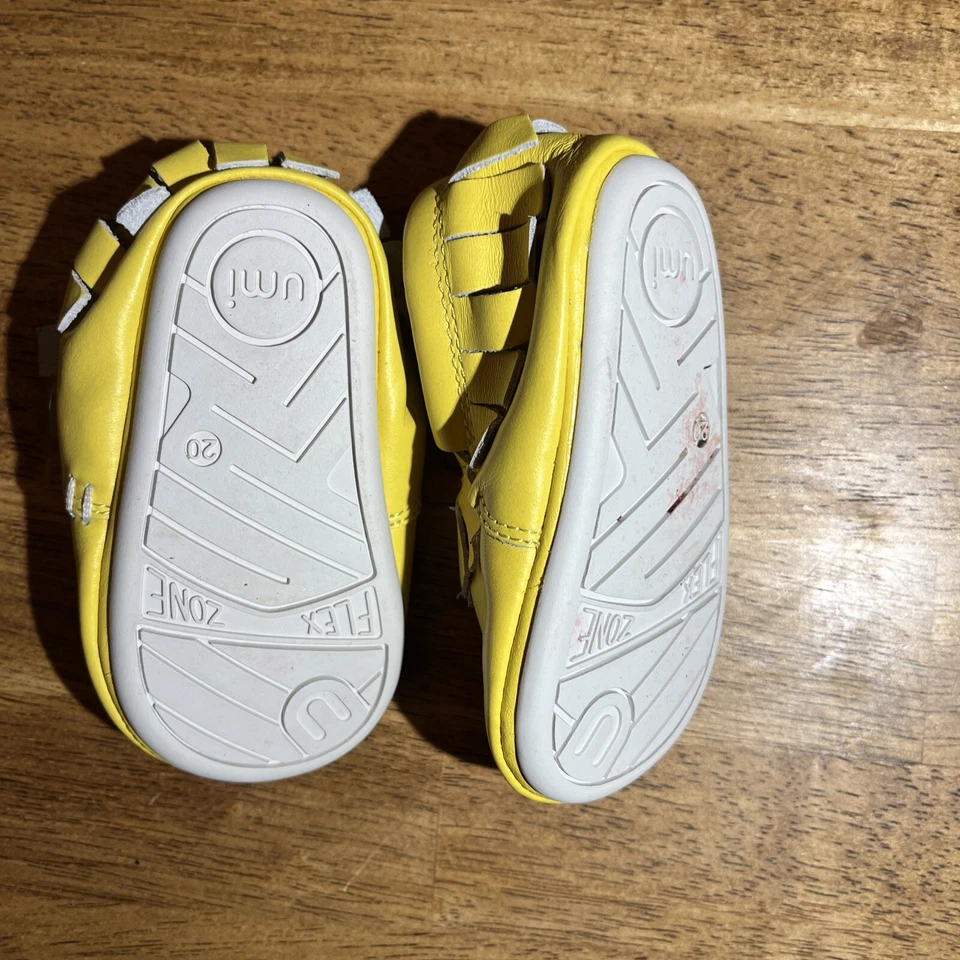 Тапочки для малышей UMI черная кожа и желтая кожа размер 4 (Великобритания 20).        T14 - Изображение 3 из 4