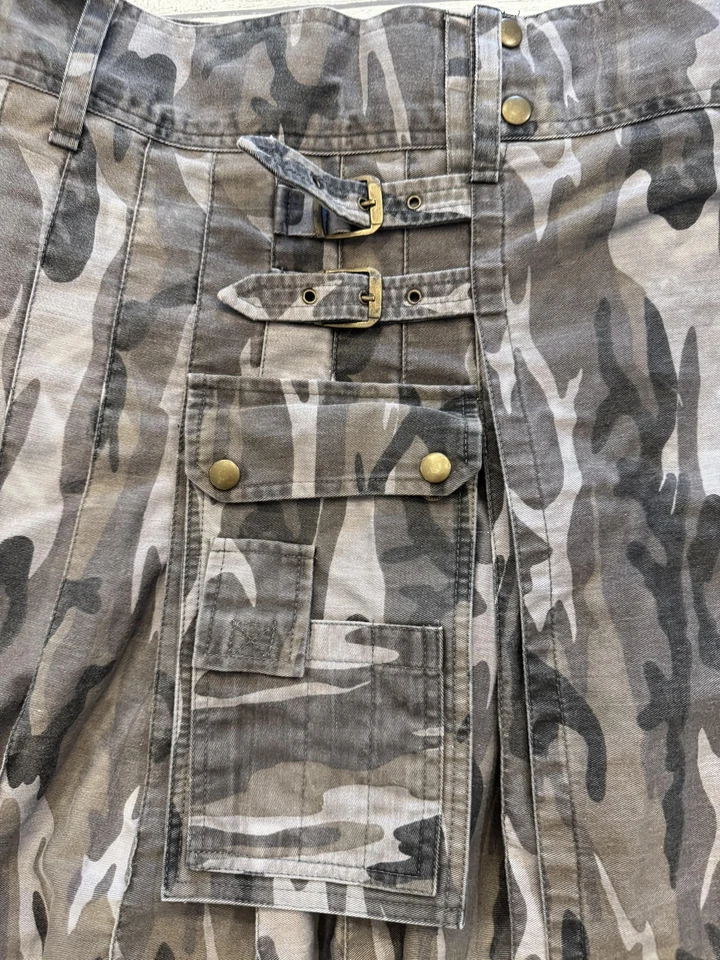 Falda camuflada utilitaria Kilt para hombre 52 gris plisada con hebilla de bolsillo a presión Foto 2 de 4