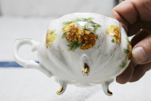 Vintage Iridescent China 3 Footed Scalloped Cup Yellow Flowers Gold - Picture 10 of 10