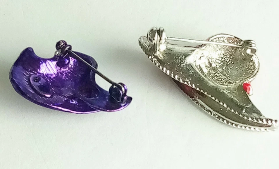 Broche/Pin Western Red Hat Society and a Purple Hat marcado OTC Foto 2 de 4