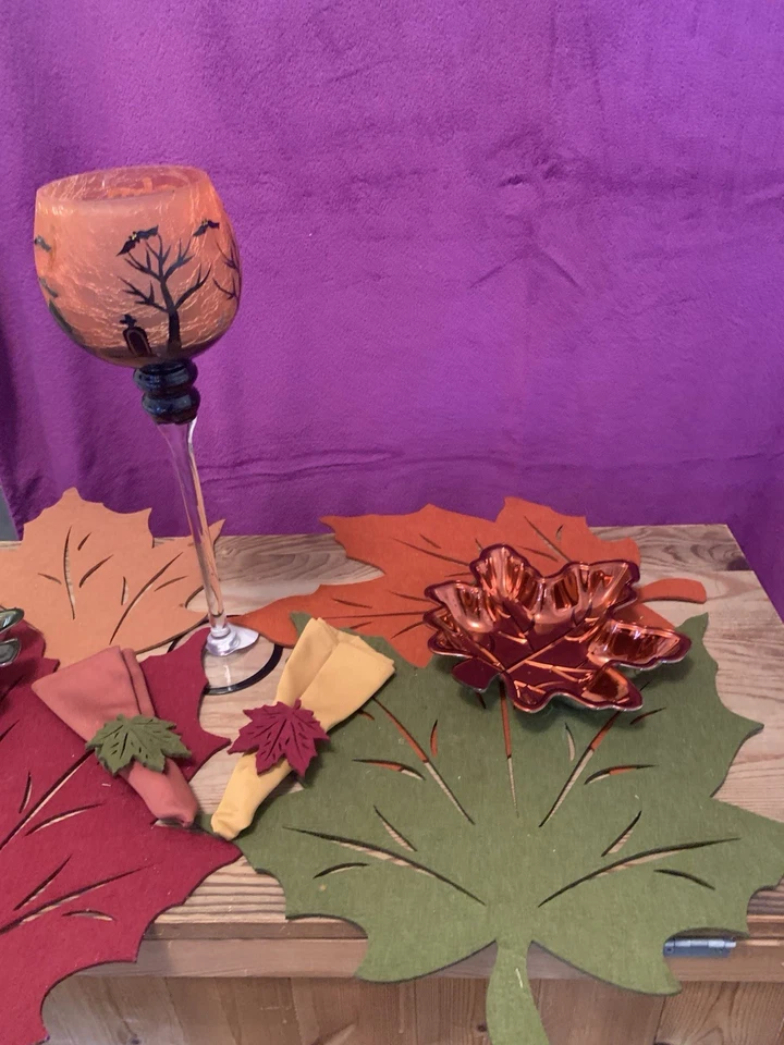 Candelabro de Halloween alto copa de vidrio craquelado decoración hojas doradas. Foto 2 de 4