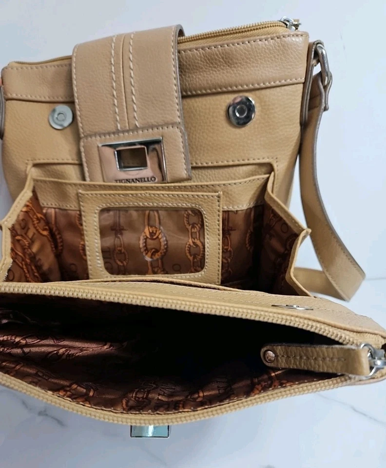 Cartera Bandolera Organizadora Tignanello Cuero Carmelo 3 Compartimentos 9x9" Foto 2 de 4