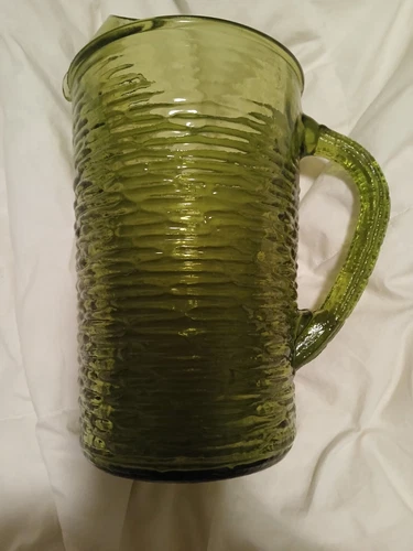 VINTAGE ANCHOR HOCKING AVACADO GREEN CRINKLE TEXTURED GLASS PITCHER 9 INCHES