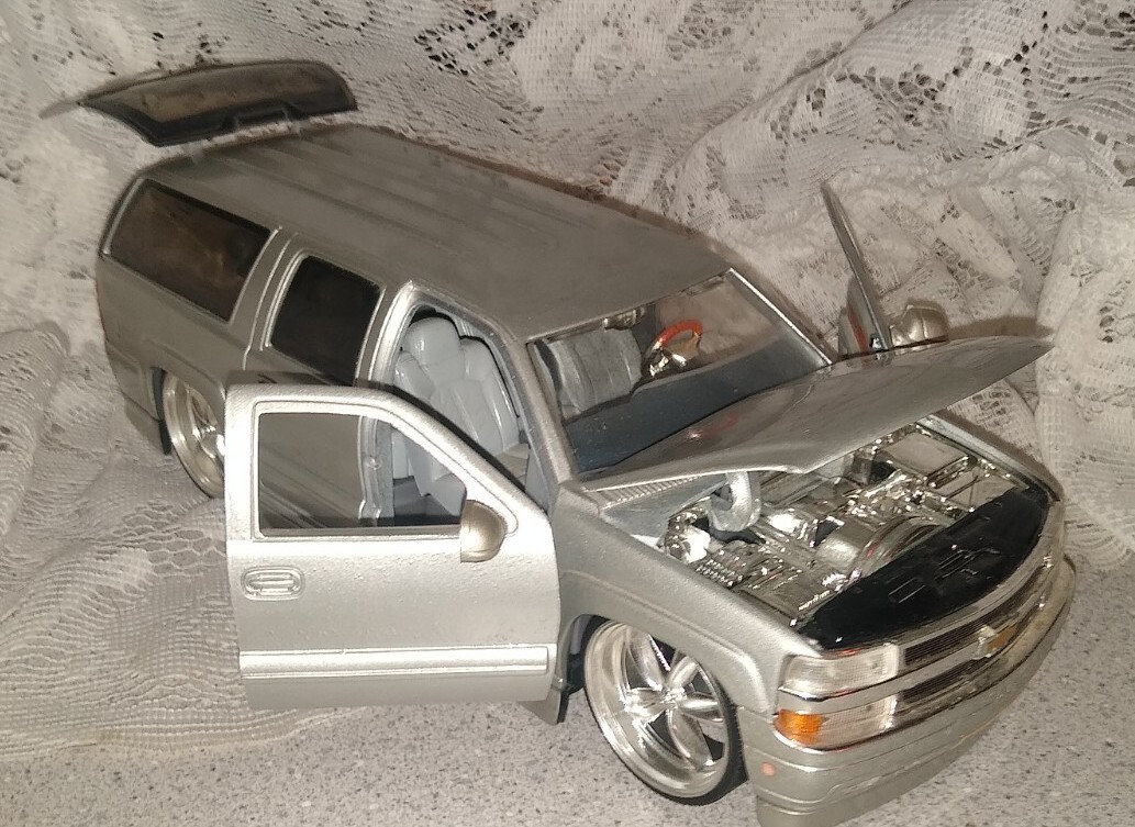 2000 CHEVY SUBURBAN シェビー サバーバン 1/24 Amazon | Jada toys DUB CITY 1/24 CHEVY SUBURBAN 2000年