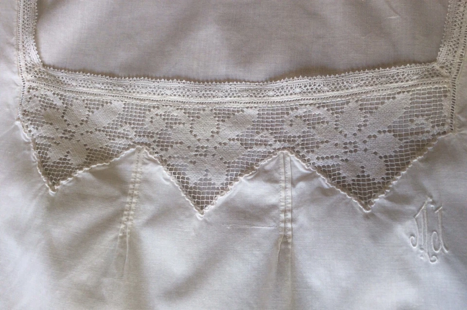 Linge ancien robe chemise de nuit ancienne dentelle Coton Brodée main " MJ" - Photo 4/4
