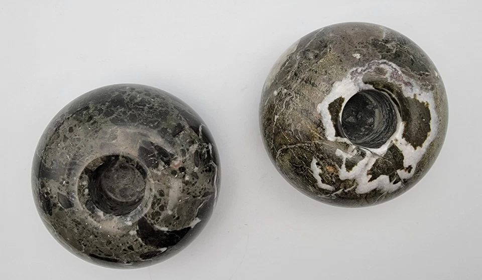 Par de candelabros redondos de piedra jaspeada - negro y gris veteado Foto 3 de 4