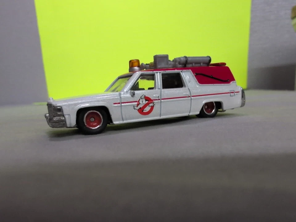 💥HOT WHEELS 2016 RETRO ENTERTAINMENT GHOSTBUSTERS ECTO-1 Rubber Tires  - Image 4 of 4