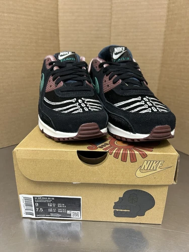 Size 9 - Nike Air Max 90 Siempre Familia W