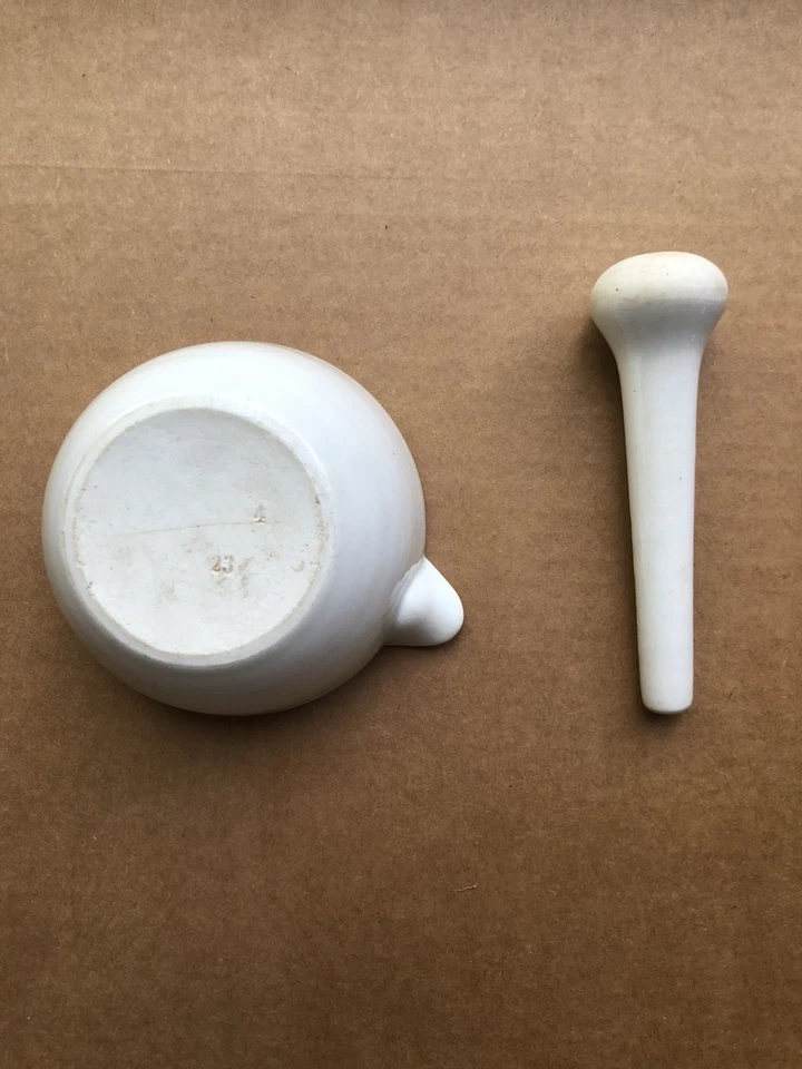 陶瓷砂浆和杵古董带倒嘴 — 第 2/3 张图片