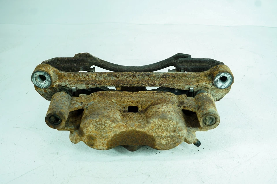 Soporte de pinza de freno delantero derecho pasajero Nissan Titan XD 16-19 OEM 5116 Foto 2 de 4