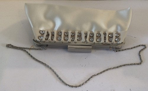 Bolso sin asas de noche Roland Cartier marfil satinado patrón diamante para dama - Imagen 3 de 6