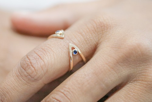 Anillo puño abierto en V zafiro azul de oro 14K 0,30 quilates - The Jewelz - Imagen 4 de 7