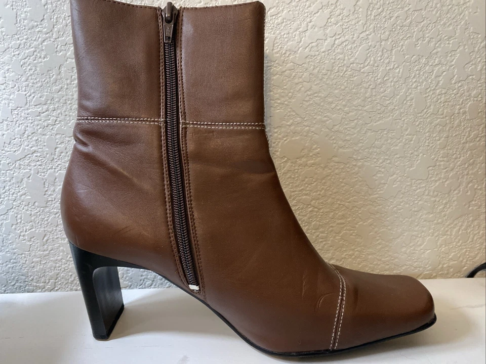 Wanted Size 8 NWOB Brown Short Boot 3 1/2 Inch Heel Zip Closure Boot - Image 4 of 4