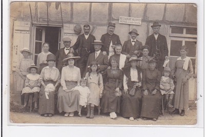 MERVANS: photo card of a group in front of the restaurant MAZOYER - condition (fold v