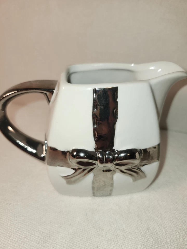 Sugar Bowl + Creamer Beekman Home blanco con arco plateado + Juego de asas excelente estado Foto 2 de 4