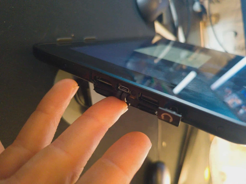 Zebra ET50PT 10.1" Tablet – Intel Atom Z3745, 2GB RAM, 32GB Storage, Linux Mint - Image 4 of 4