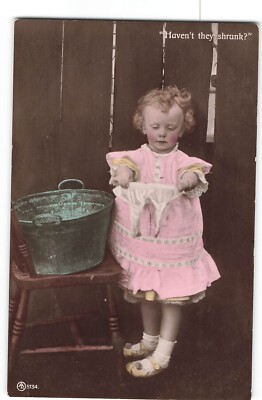 ''Havent they Shrunk'' süßes lockiges Haar Mädchen rosa Kleid Unterwäsche Waschen UNP RPPC