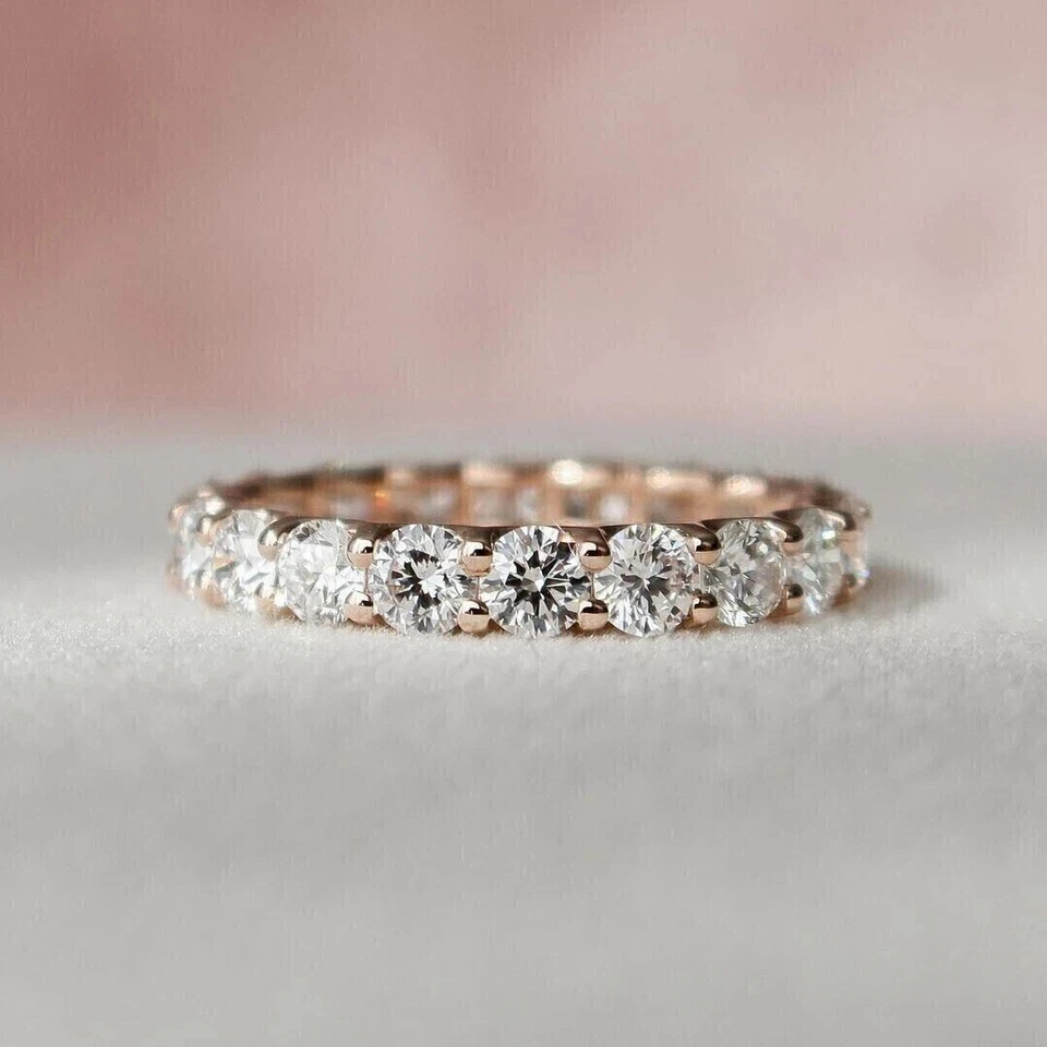 Anel de noivado redondo de moissanita eternidade total folheado a ouro rosa 14K 2 quilates - Imagem 4 de 4