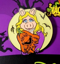 Miss Piggy with Kermit the Frog Squash 2024 Muppets Halloween Disney Pin 167992