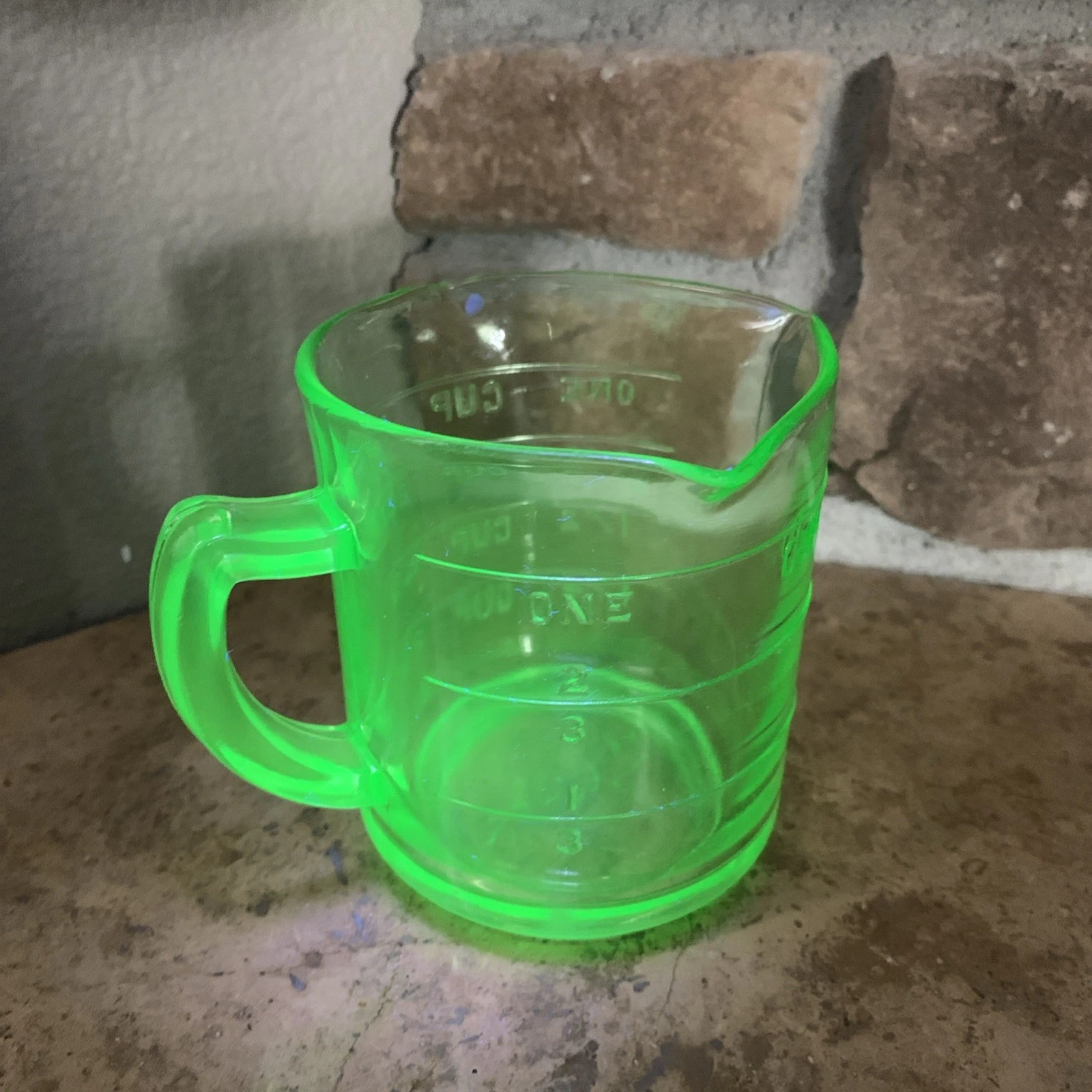 ONE CUP KELLOGGS MEASURING CUP 3 SPOUTS URANIUM GLASS