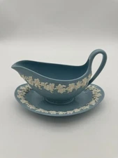 1950s Wedgwood Cream on Lavender Etruria Barlaston Queens Ware Gravy Boat Set