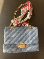 Borsa a mano Aldo blu fantasia denim con catena oro e divisorio tascabile!