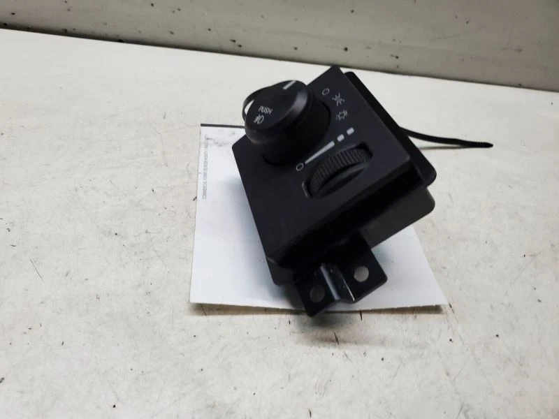 Interruptor de luz principal Aspen 2008  Foto 4 de 4