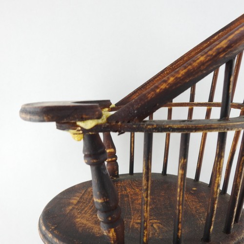 Vintage Wood Doll High Chair Windsor Style Dark Wood 17.5" T Repaired - Imagen 6 de 8
