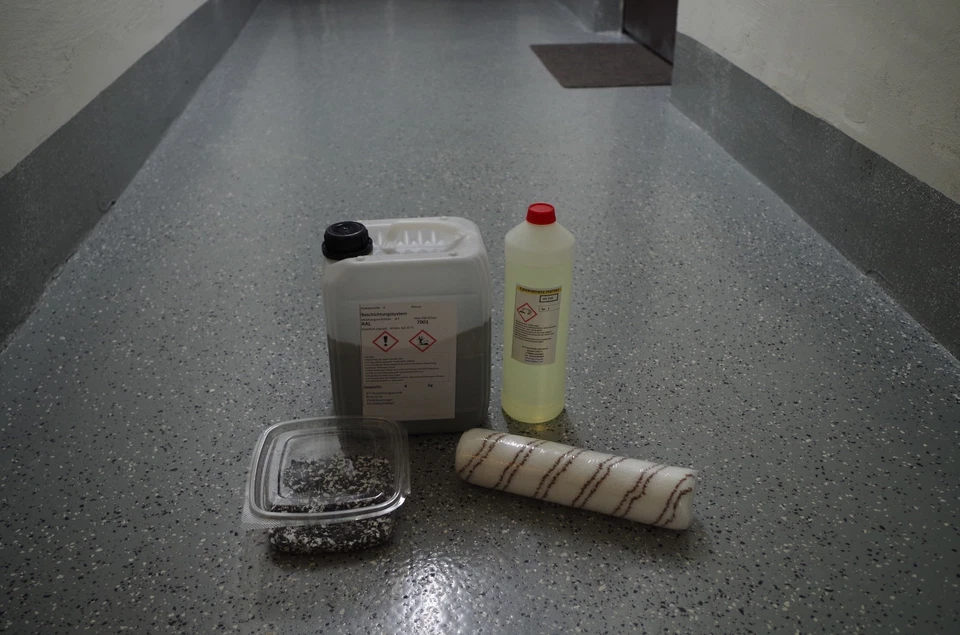 OTTO-ONLINE-HANDEL 2k Bodenbeschichtung 5kg RAL7023 Betongrau 100g Schwarz/weiß Chips,1x Rolle 25cm