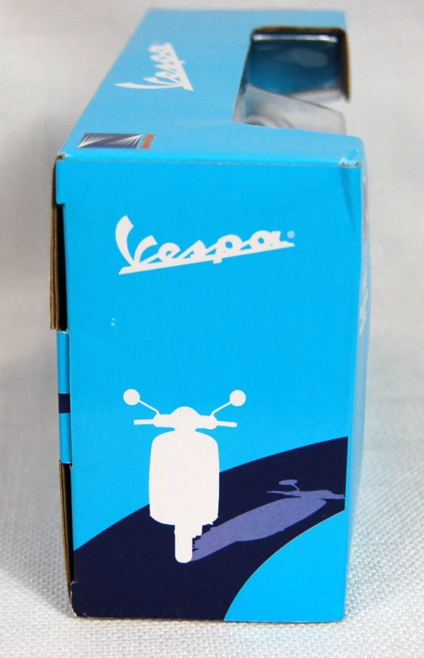 New in Box Vespa GTS 300 Super Die Cast Model 1:12 White by New Ray - Image 3 of 4