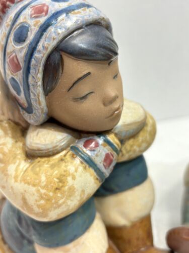 Lladro Figurines Retired Inuit "Cold Feet #2158 & "Pensive Eskimo" #2157( Set) - Picture 3 of 15