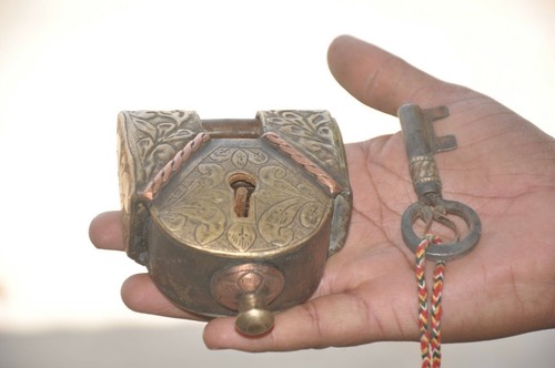 Cadenas Ancien En Fer Et Laiton - Rustique - Avec Sa Clé D'origine - Inde 1900-1940