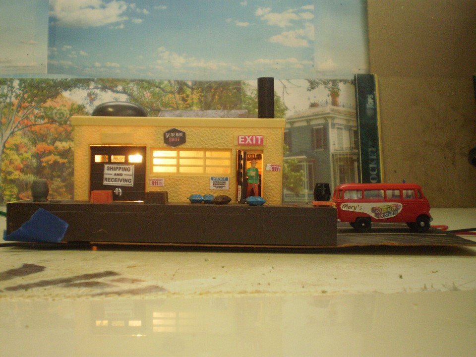 HO scale building Factory General w/docks w/LIGHTS Bachmann detail in