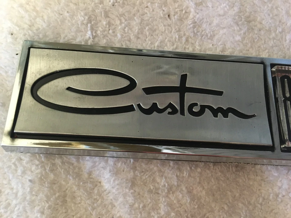 Placa de identificação emblema NOS Mopar 1965 Dodge Custom 880 Fender 2578548 - Imagem 2 de 4
