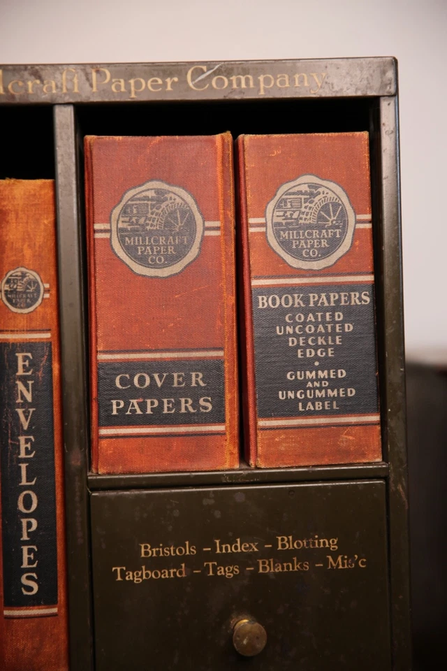 Archivador industrial de metal vintage libro mayor porta libros vendedor muestra antiguo Foto 3 de 4